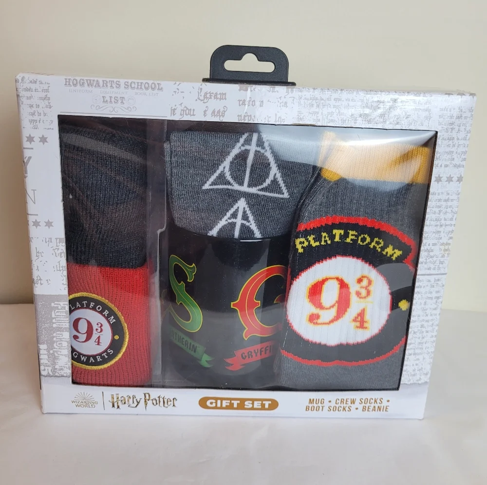 Hogwarts Harry‎ Potter Boxed Gift Set: Coffee Mug, Socks, Beanie Hat. Wizzard.